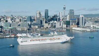 Pacific Explorer u wybrzeży Auckland.