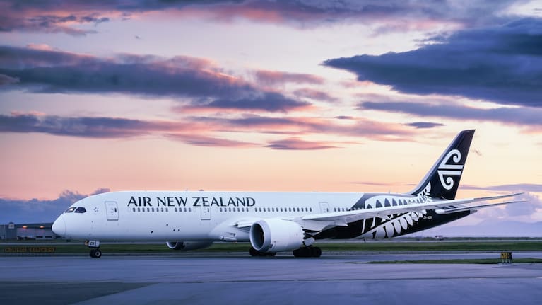 Air New Zealand 787 taxiing at Vancouver Aiport.