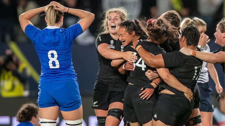 Alana Bremner and her Black Ferns teammates celebrate their win against France.