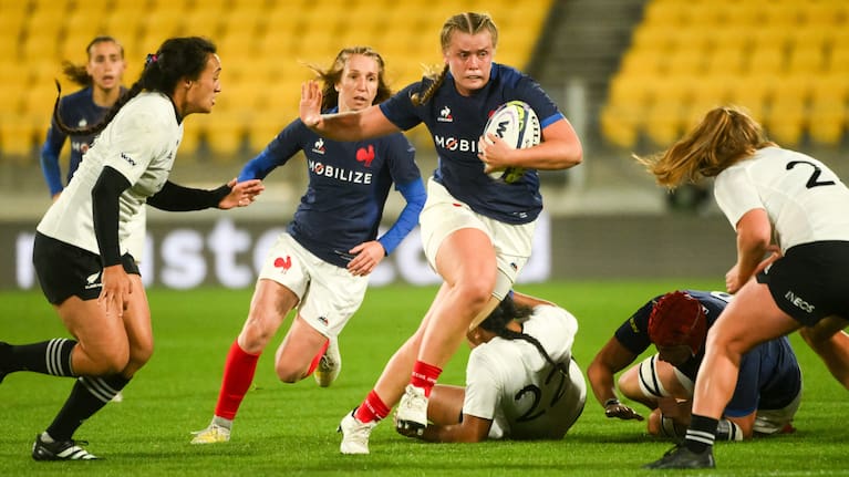 Coco Lindelauf of France makes a run.