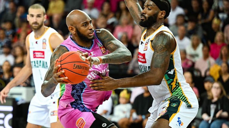 Dererk Pardon of the Breakers goes hard at the JackJumpers' Rashard Kelly at Spark Arena.