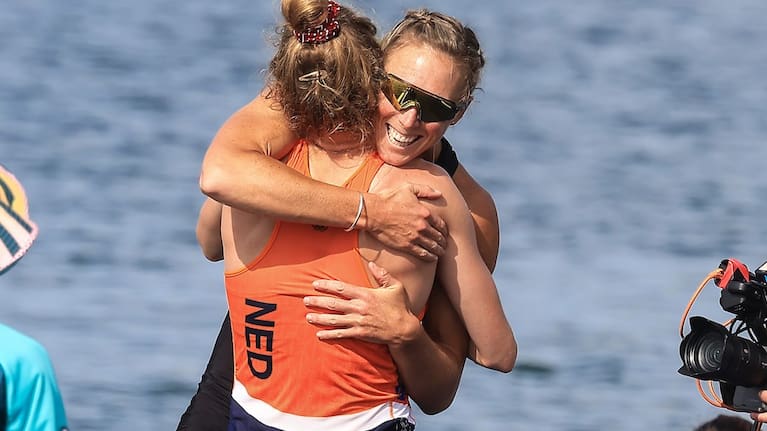 Emma Twigg embraces Karolien Florijn after their Olympic final.