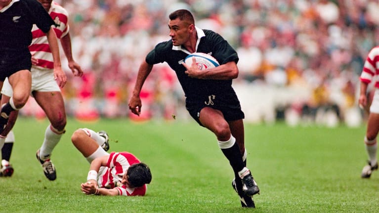 Eric Rush runs in to score against Japan during the 1996 Hong Kong Sevens.