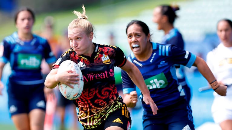 Georgia Daals runs in to score for Chiefs Manawa.