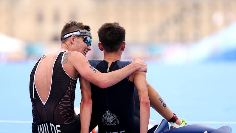 Hayden Wilde congratulates Alex Yee after the triathlon
