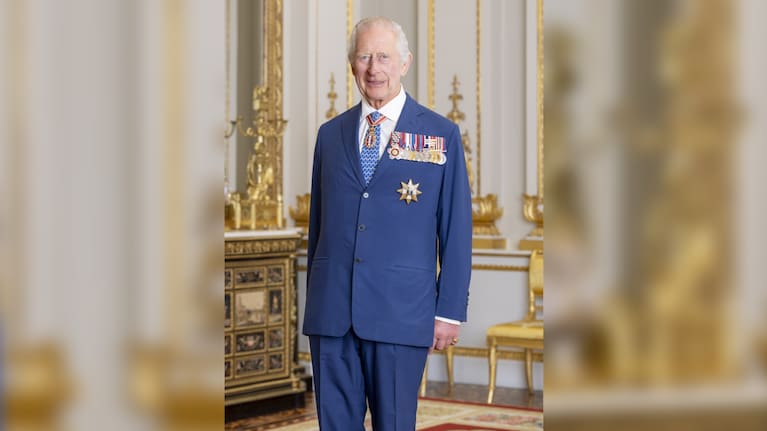 His Majesty the King is wearing the Badge of the Sovereign of the Order of New Zealand (ONZ) suspended around his neck.