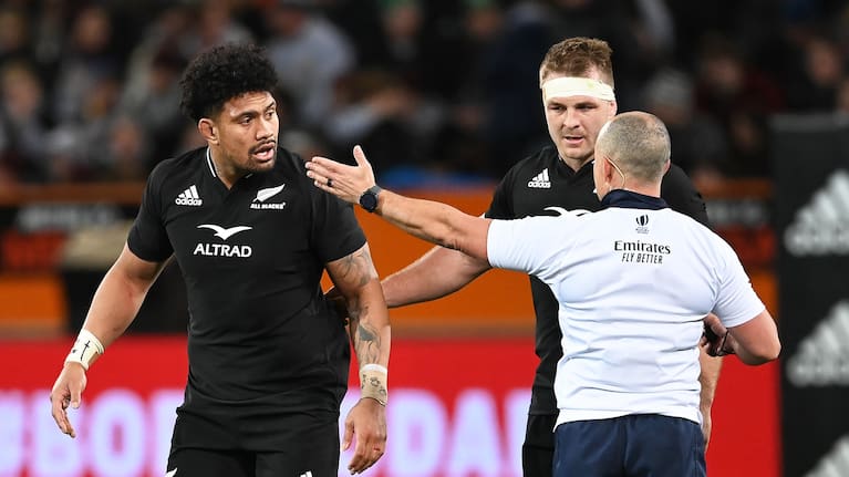 Jaco Peyper explains his understanding of the substitution rules to a confused Ardie Savea.