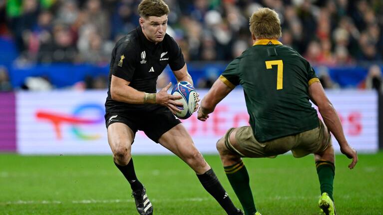 Jordie Barrett tries to avoid the attentions of Boks flanker Pieter-Steph du Toit in the World Cup final.