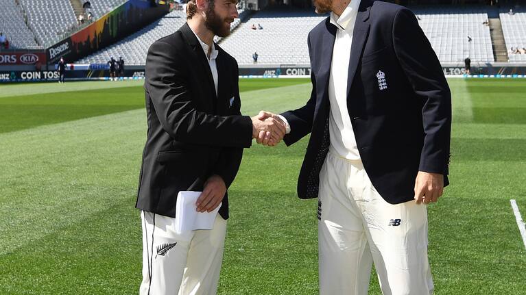 Captains Kane Williamson and Joe Root shake hands after the coin toss.
New Zealand Blackcaps v England. 1st day/night test match. Eden Park, Auckland, New Zealand. Day 1, Thursday 22 March 2018. © Copyright Photo: Andrew Cornaga / www.Photosport.nz