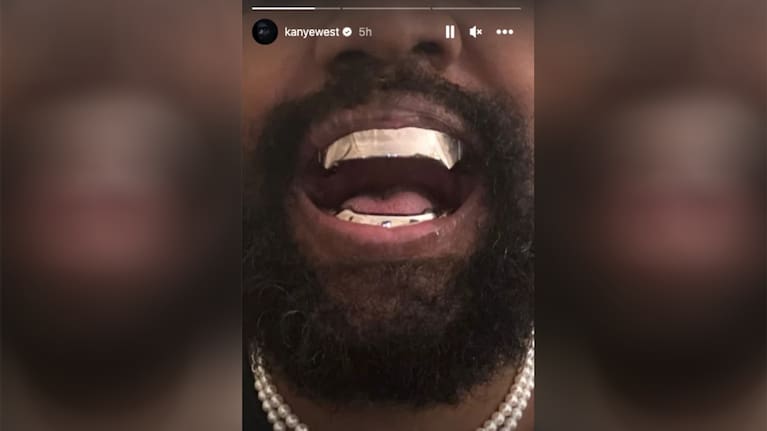 Kanye West has unveiled a startling new look.
