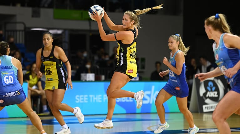 Maddy Gordon controls the ball against the Mystics.