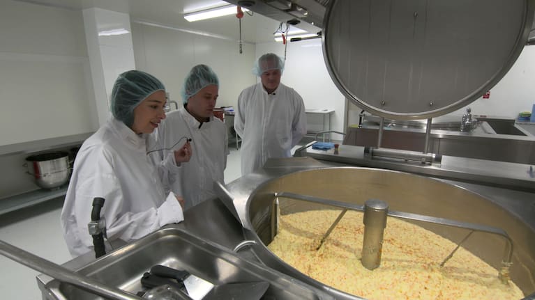 Reporter Mava Moayyed with Libelle staff and a lot of mashed potato.