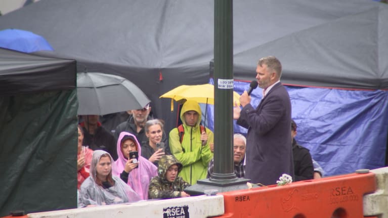 Matt King speaks at Parliament anti-mandates protest.