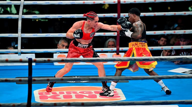 Mea Motu, left, and Tania Walters during their world title fight in Auckland.