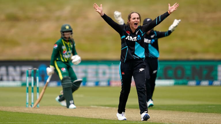 Melie Kerr appeals for a wicket.