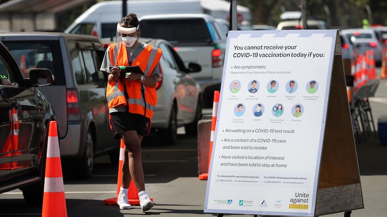 People line up in their cars at the Auckland Airport drive-through vaccination centre.
