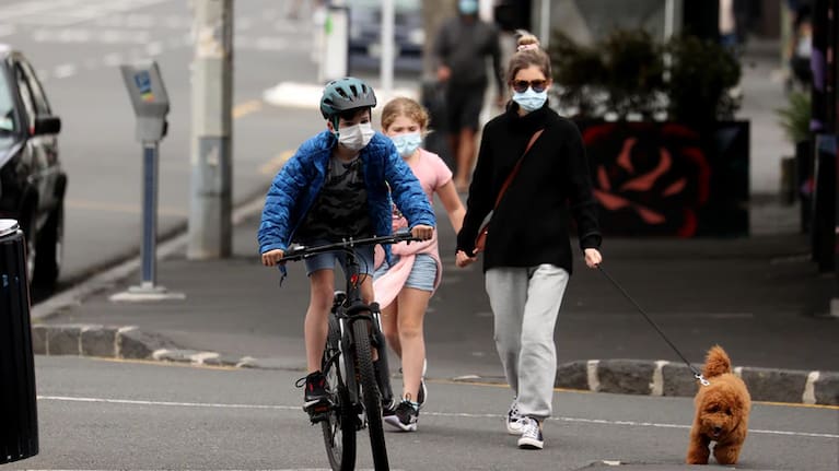 People wearing face masks on Ponsonby Road in Auckland on September 29, 2021.