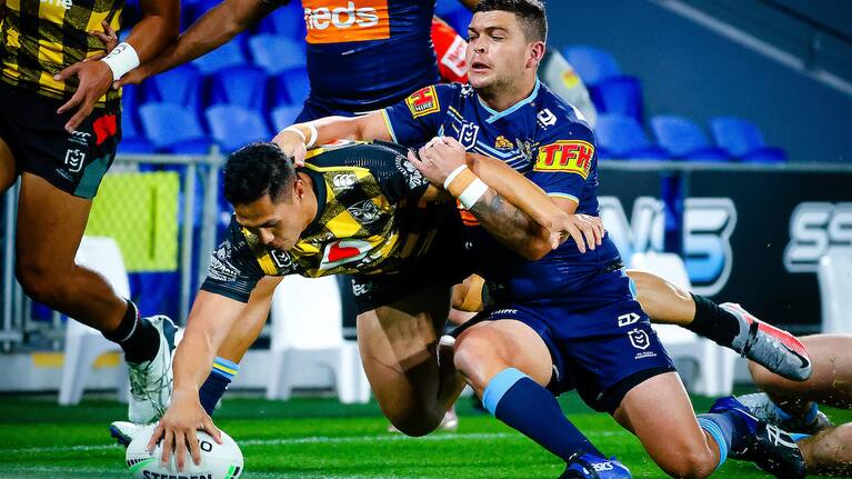 Roger Tuivasa-Sheck scores against the Titans