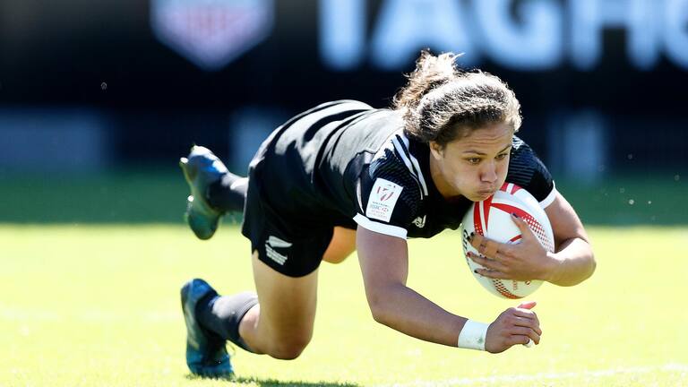 Ruby Tui of New Zealand dives for a try against France on day two of the World Rugby Women's Sevens Series in Clermont Ferrand on 25 June; 2017. Photo credit: Michael Lee / World Rugby / www.photosport.nz