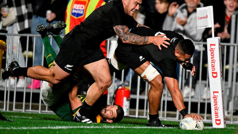 Shannon Frizell scores against the Springboks.