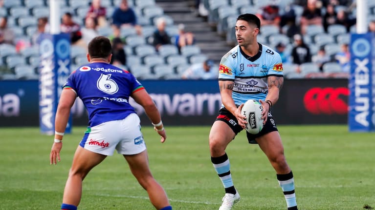 Shaun Johnson surveys the Warriors defence with Kodi Nikorima marking him.
