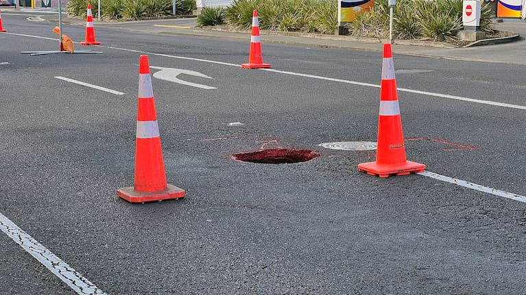 Sinkhole on Princes St in Ōtāhuhu.