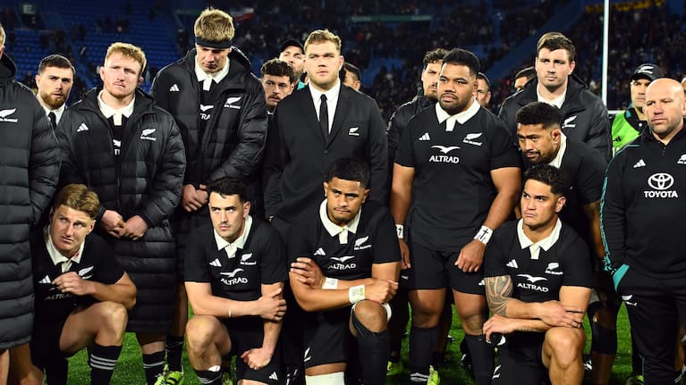 The All Blacks react to their defeat in Buenos Aires.