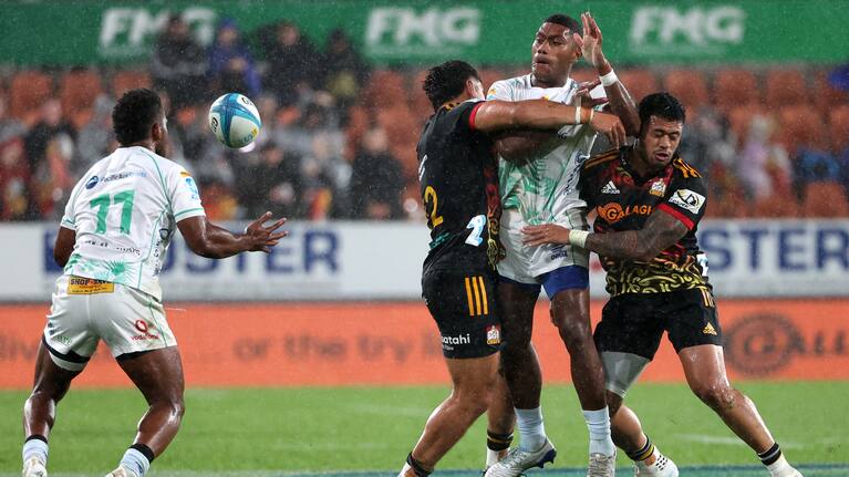 The Drua get an offload away against the Chiefs in testing Hamilton conditions.