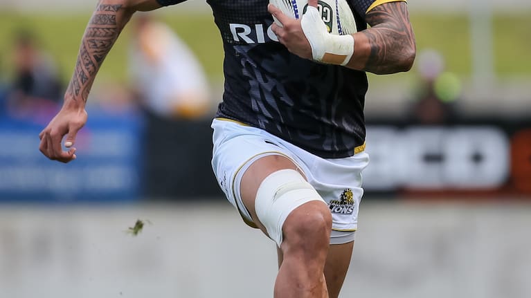 Wellington flanker Vaea Fifita makes a break during the ITM Cup rugby match - Waikato v Wellington at Waikato Stadium, Hamilton on Sunday 27 September 2015.
Copyright Photo: Bruce Lim / www.photosport.nz