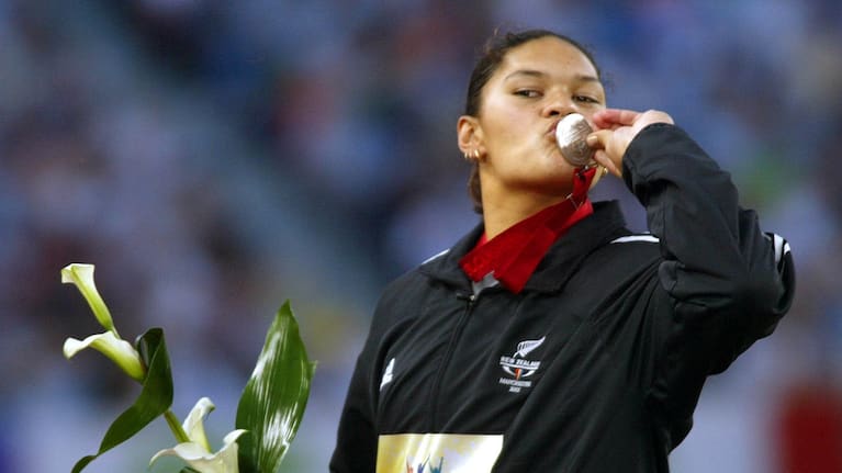 Valerie Adams kisses her silver medal at the 2002 Commonwealth Games.