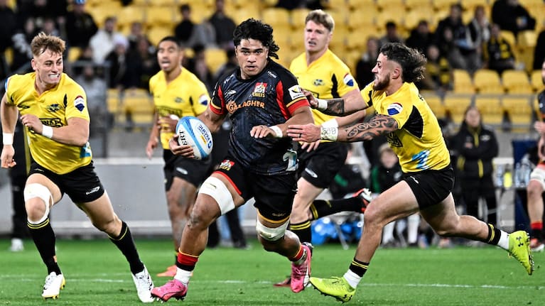 Chiefs No.8 Wallace Sititi makes a break against the Hurricanes in his team's semifinal win.