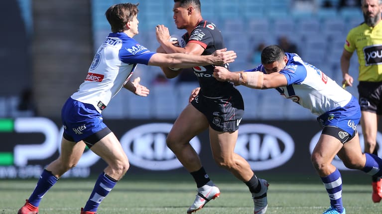 Roger Tuivasa-Sheck takes on the defence. Canterbury Bulldogs v Vodafone Warriors. NRL Rugby League. ANZ Stadium, Sydney, Australia. 19th August 2018. Copyright Photo: David Neilson / www.photosport.nz